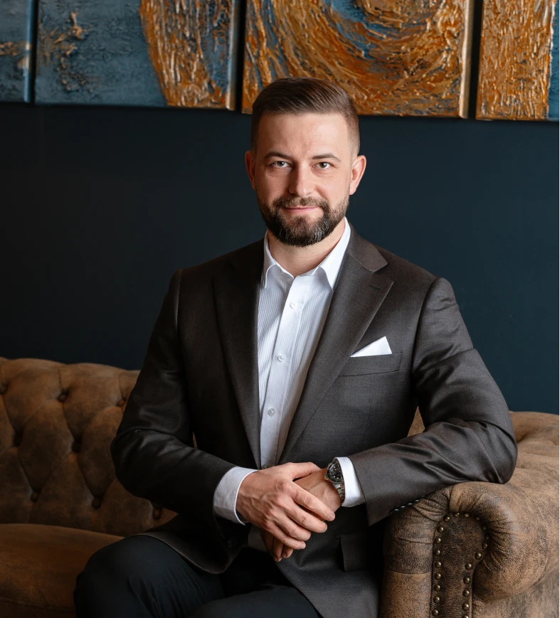 Facet w niebieskiej kurtce szeroko się uśmiecha