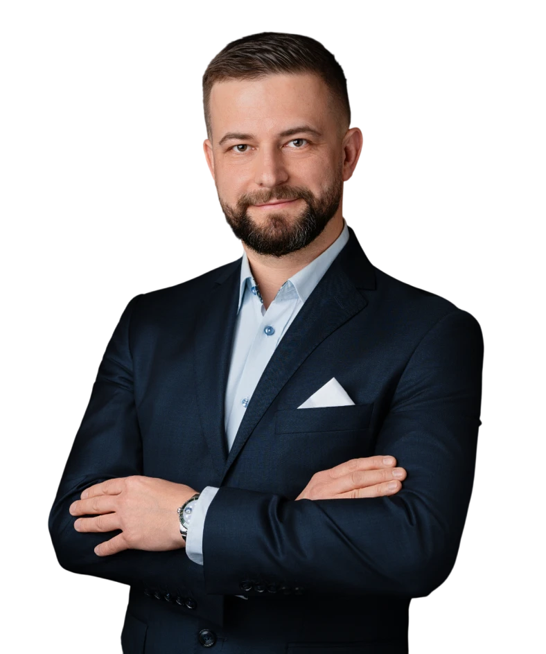 Młody mężczyzna z modną fryzurą skrzyżował ręce przed sobą