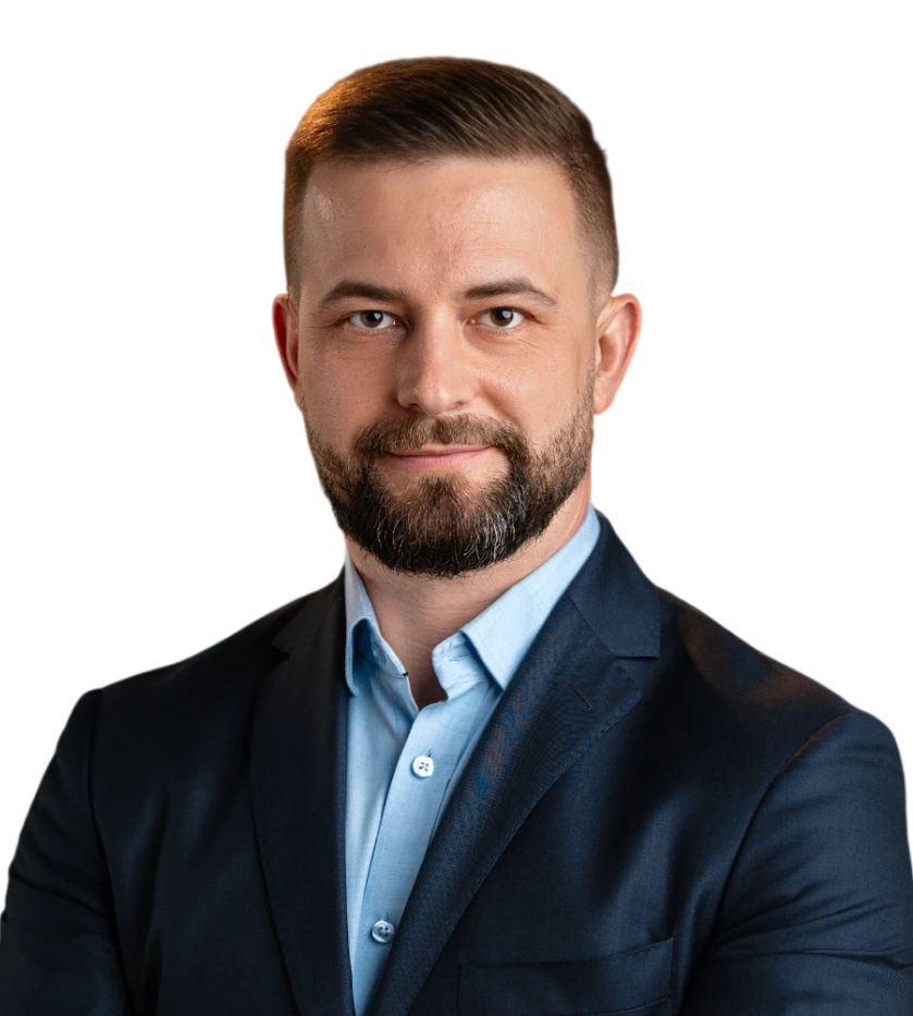 Młody mężczyzna z modną fryzurą skrzyżował ręce przed sobą