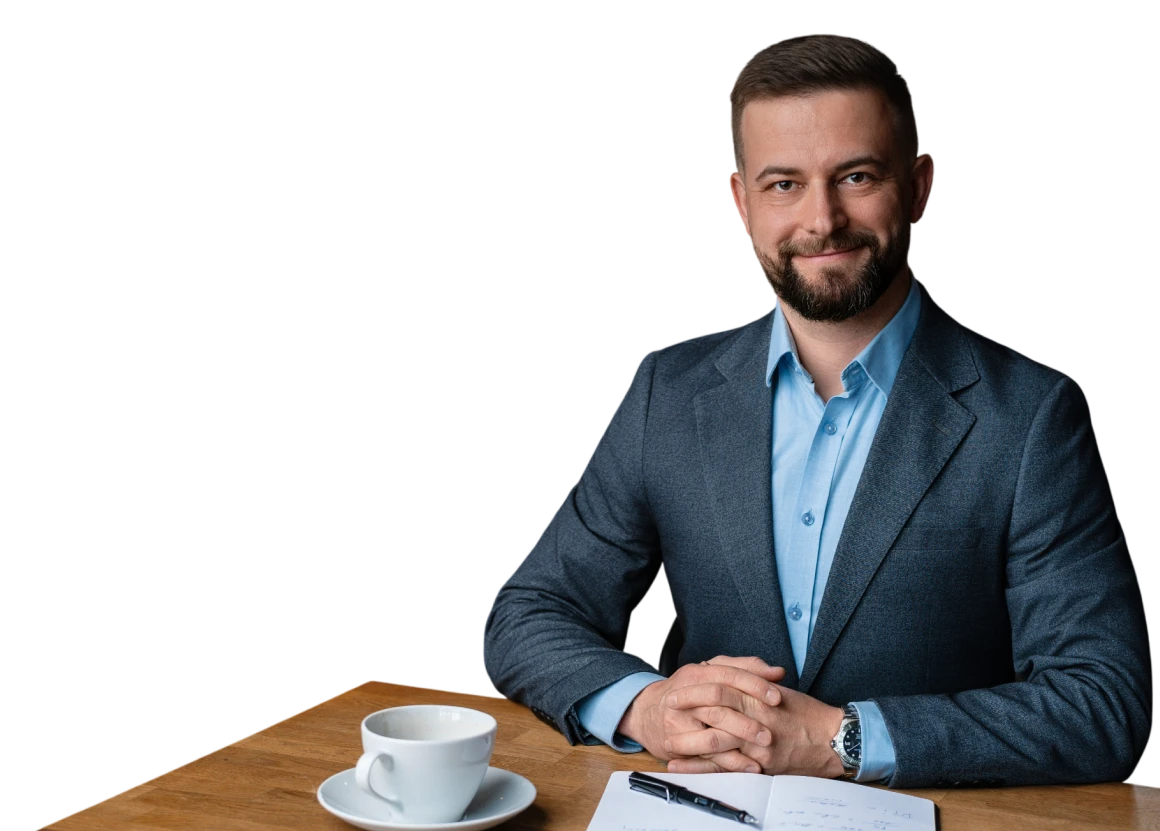 Młody mężczyzna z modną fryzurą skrzyżował ręce przed sobą