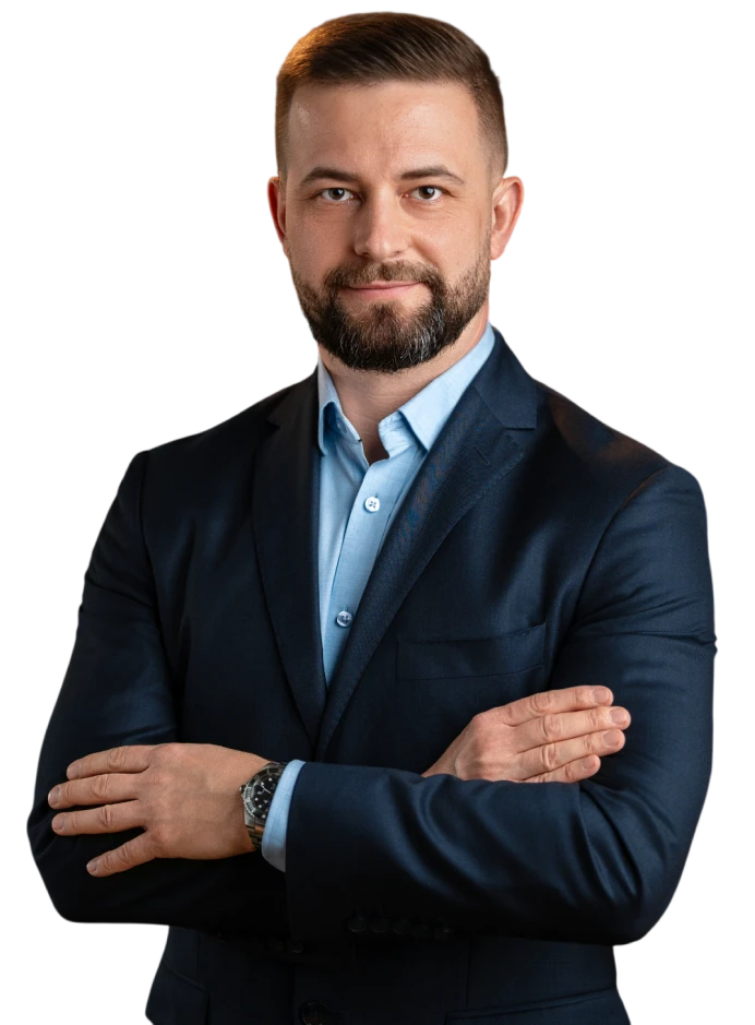 Młody mężczyzna z modną fryzurą skrzyżował ręce przed sobą